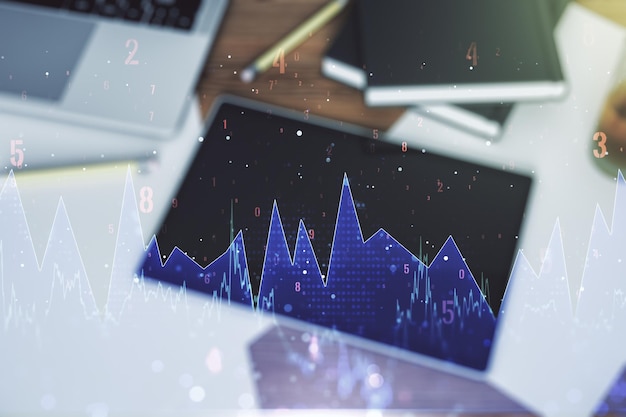 Multi-exposure van abstracte grafische gegevens spreadsheet schets en moderne digitale tablet op het bureaublad op de achtergrond top view analytics en analyse concept