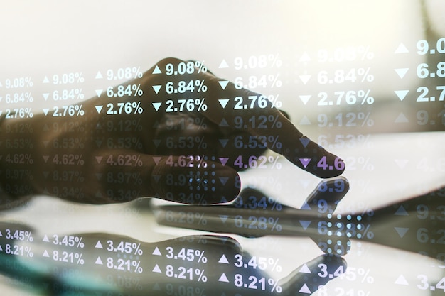 Multi-exposure van abstracte statistische gegevens hologram interface en handwerk met een digitale tablet op achtergrond computing en analytics concept