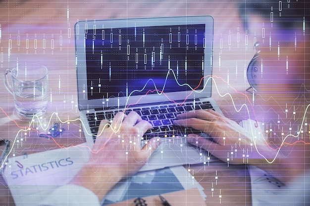 Multi-exposure van forex grafiek met man die aan de computer werkt op de achtergrond Concept van marktanalyse