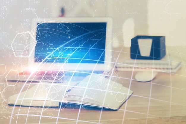 Multi-exposure van tafel met computer en wereldkaart hologram Internationaal data netwerk concept