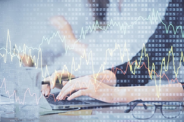 Multi-exposure van vrouwelijke handen die op de computer typen en financiële grafiek hologram tekenen Aandelenmarktanalyse concept