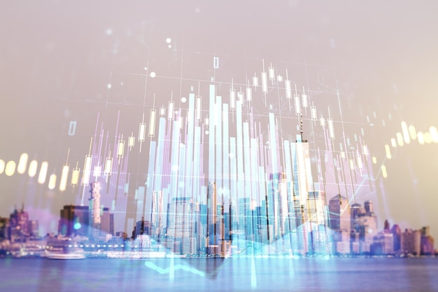 Мультиэкспозиция виртуального абстрактного финансового графического интерфейса на фоне городского пейзажа Манхэттена, финансовая и торговая концепция
