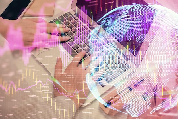 Мультиэкспозиция женских рук, печатающих на компьютере и диаграмме форекс, рисует голограмму Концепция анализа фондового рынка