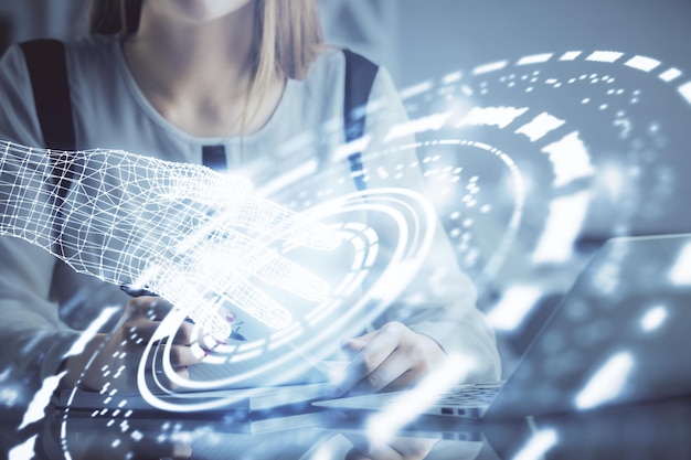 Foto multi esposizione delle mani della donna che lavorano al computer e al tema dei dati che disegnano l'ologramma concetto tecnico