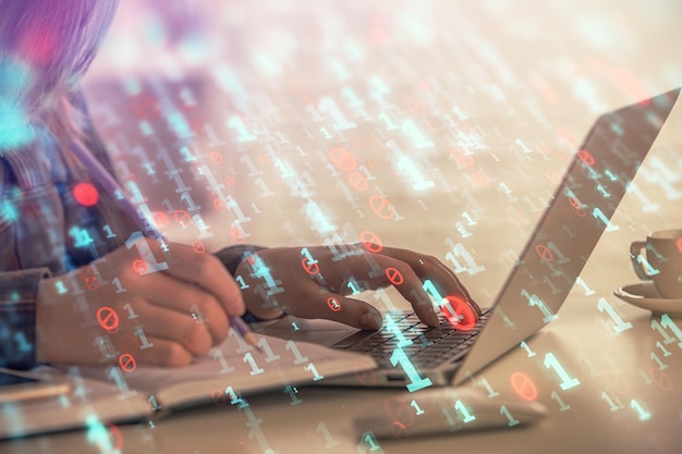 コンピューターとデータテーマのホログラム描画技術コンセプトに取り組む女性の手の多重露光