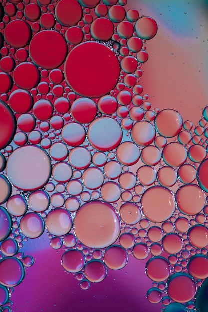multi gekleurde olie cirkels op het water, kleurrijke achtergrond