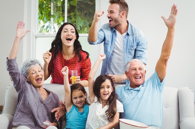 Multi generatie familie juichen op sofa