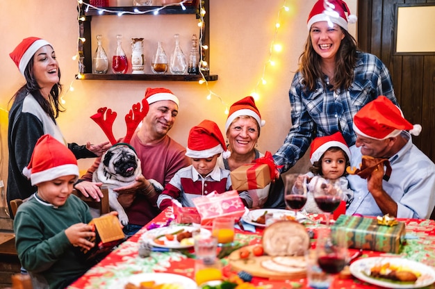 Multi generatie familie plezier op diner kerstfeest