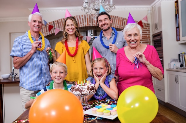 Multi-generatie familie plezier op verjaardagsfeestje