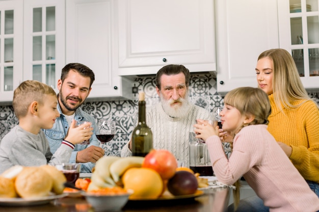 Multi-generatie familie vieren Thanksgiving