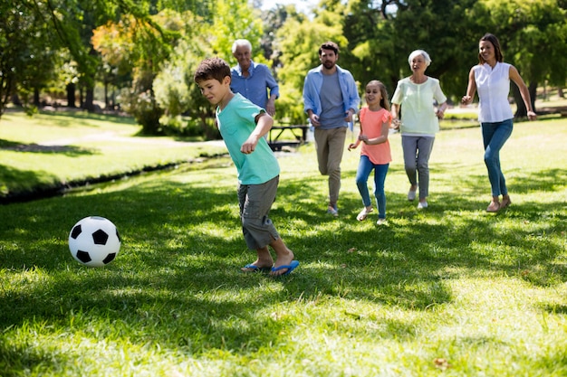 Multi generatie familie voetballen in het park