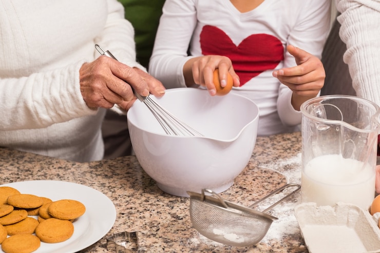 Photo multi-generation family baking together