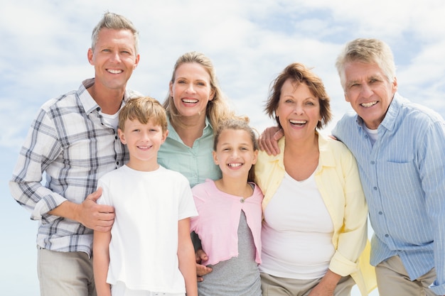 Multi поколения семьи счастливы и улыбаются