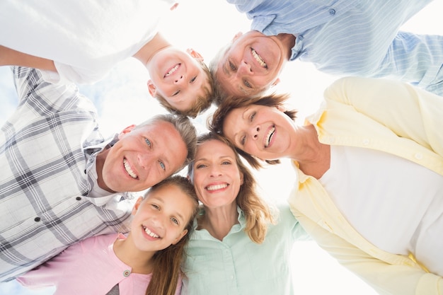 Foto famiglia di diverse generazioni che guarda verso il basso