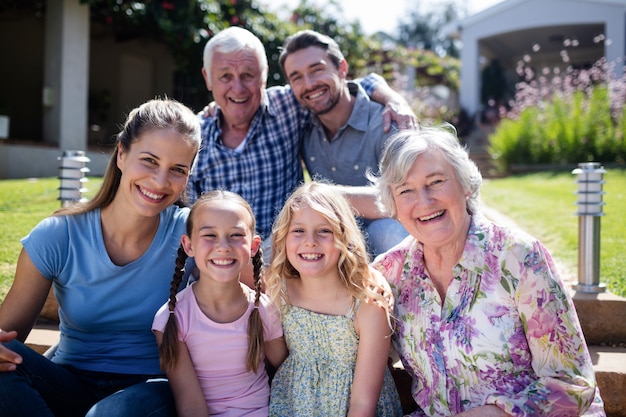 Photo multi-generation family sitting in the garden