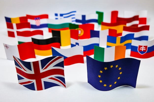 Multi kleurenvlag van Europese Unie met witte achtergrond voor Britse Uitgang (BREXIT).