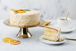 照片多层橘子蛋糕，上面有橘子片和迷迭香叶