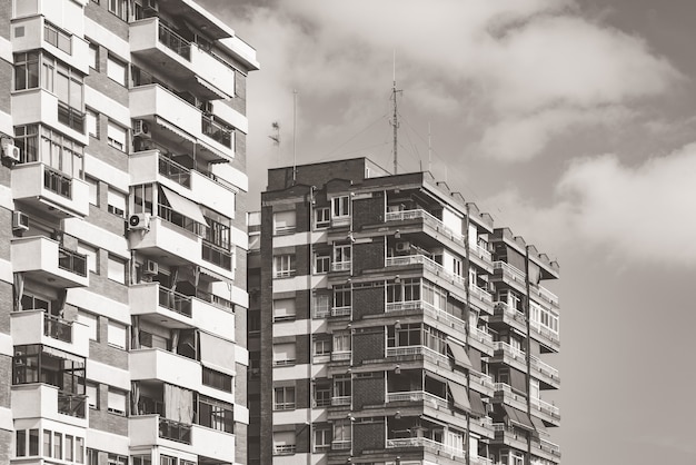 사진 1970 년경 따뜻한 흑백으로 지어진 다층 주거용 건물