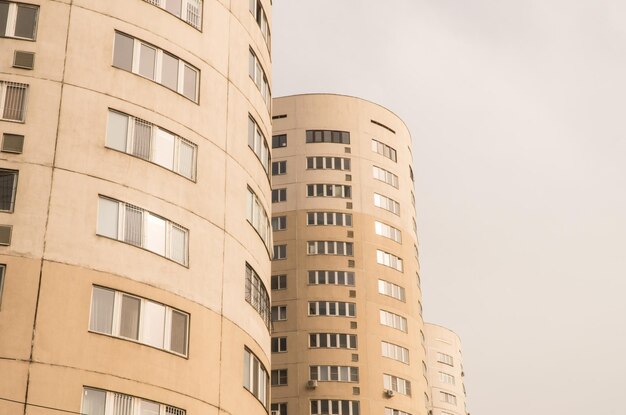 空を背景にした高層住宅団地都市建築