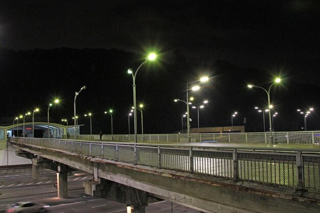 밤에는 자동차가 달리는 대도시의 멀티밴드 고속도로 밤에는 자동차가 메갈로폴리스의 고속도로를 달린다