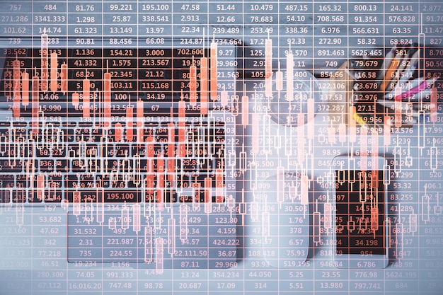 Multiblootstelling van forex grafiektekening over bureaubladachtergrond met computer Concept financiële analyse Hoogste mening