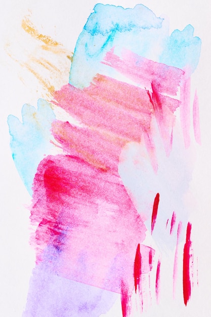 マルチカラーの抽象的な背景の水彩の塗料の汚れと白い紙のピンクのインクの汚れ