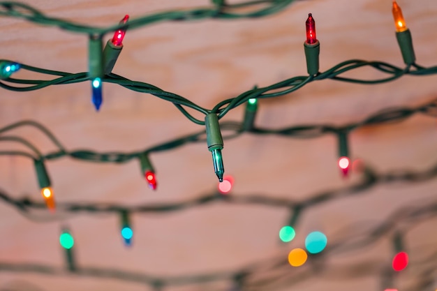 Photo multicolor christmas lights hanged at the ceiling.