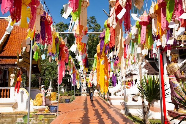 写真 タイ、チェンマイのメーリム市にあるワットパダラフィロム寺院の屋外で祈る人々を尊重する人々のための多色カラフルな紙ランプ伝統的なランナースタイルのイェーペンまたは照明ランタン桐吊る