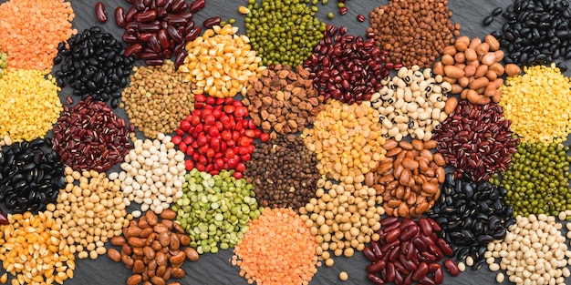 Legumi secchi multicolore per sfondo, diversi fagioli secchi biologici per mangiare sano