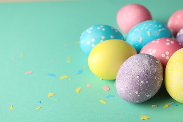 Photo multicolor easter eggs on mint surface