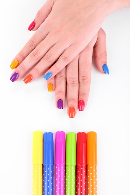 Foto manicure femminile multicolore con pennarelli isolati su bianco