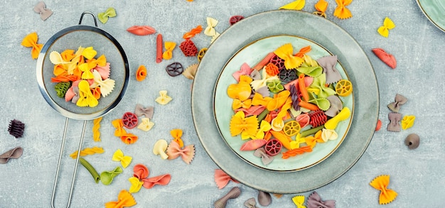 Foto pasta italiana multicolore vari colori di pasta