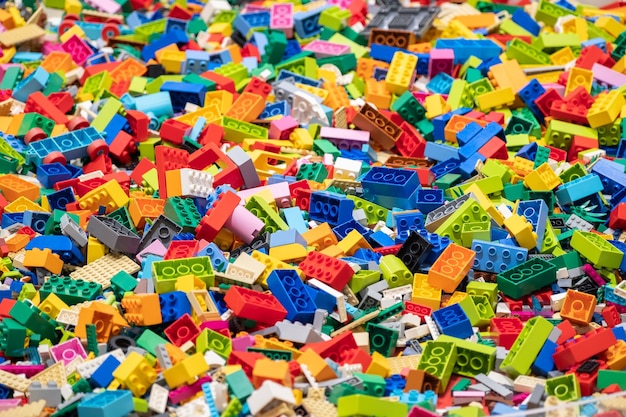 Многоцветный набор игрушечных блоков разного размера, вид сверху Игрушки и игры Досуг и отдых