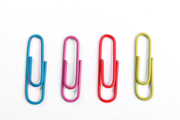 Multicolor paperclip geïsoleerd op een witte achtergrond