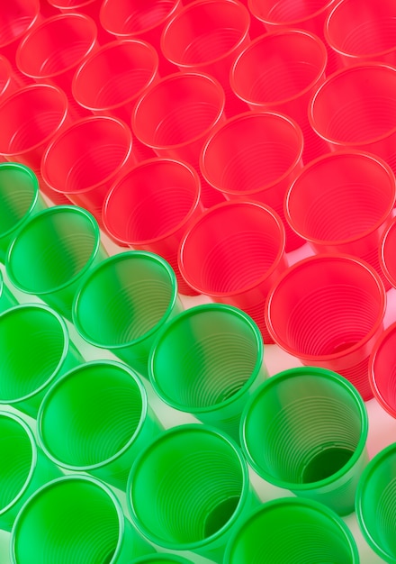 Foto vetri di plastica multicolori isolati su bianco