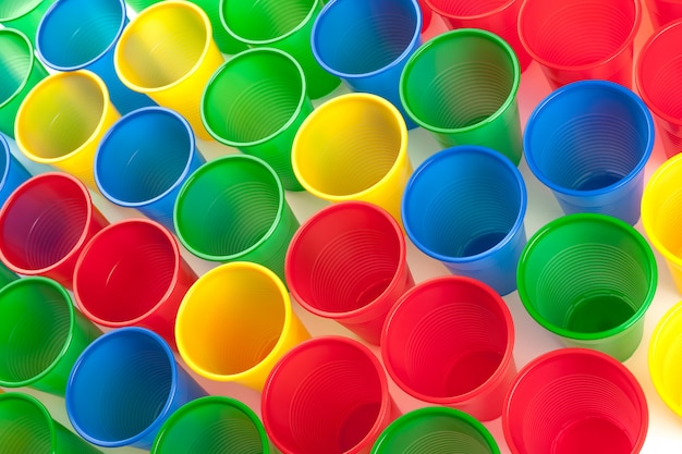 Vetri di plastica multicolori isolati su bianco