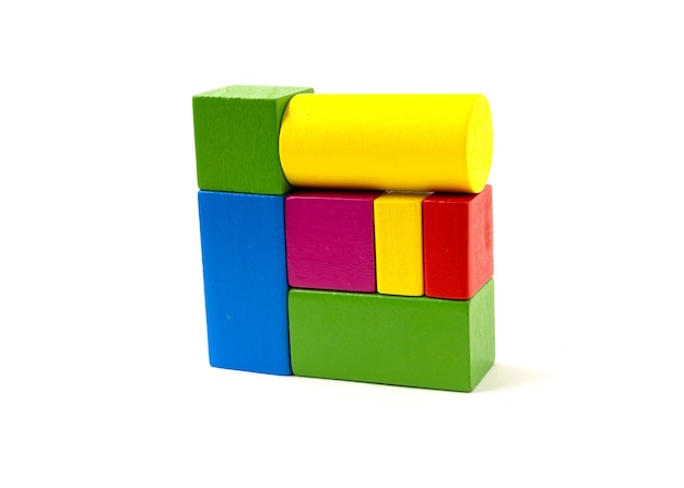 Разноцветные деревянные блоки игрушки изолированные на белой предпосылке.