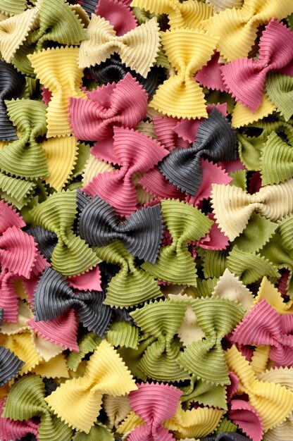 Foto sfondo di pasta farfalle multicolori crude