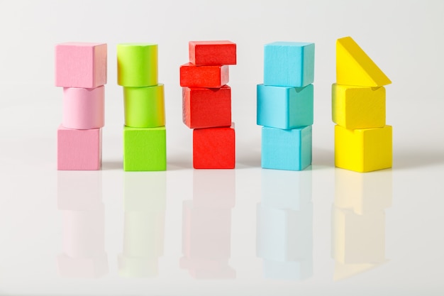 Foto multicolore del cubo di forme geometriche in legno isolato su un bianco