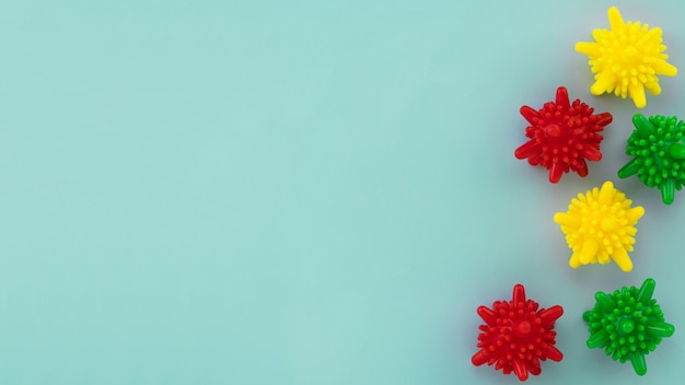 Foto simbolo di coronavirus di palloncini multicolori su sfondo blu con spazio per la copia