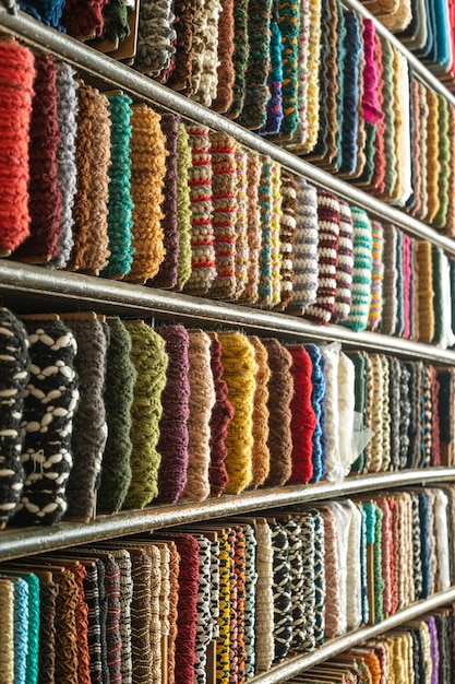 장식용 재봉 및 바느질을 위해 상점 카운터에 여러 가지 빛깔의 브레이드