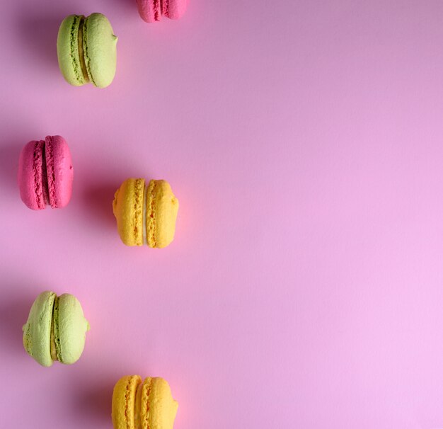 Dolci multicolori di farina di mandorle con crema