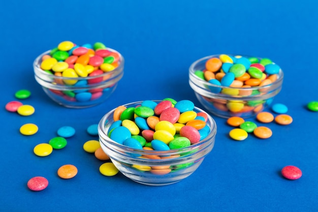 컬러 배경 생일 및 휴일 개념에 그릇에 여러 가지 빛깔의 사탕 복사 공간이있는 상위 뷰