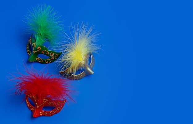 Разноцветная карнавальная маска на синем фоне Пурим