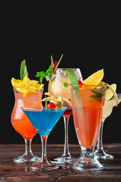 Cocktail multicolori al colpo alto vicino della barra