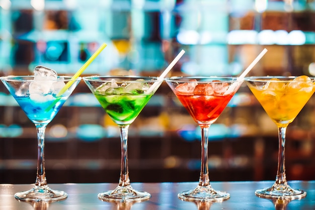 Разноцветные коктейли в баре