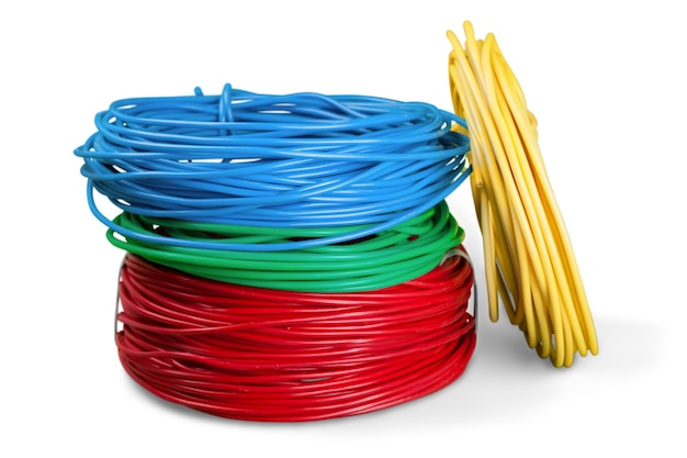 Разноцветные компьютерные кабели, изолированные на белом фоне