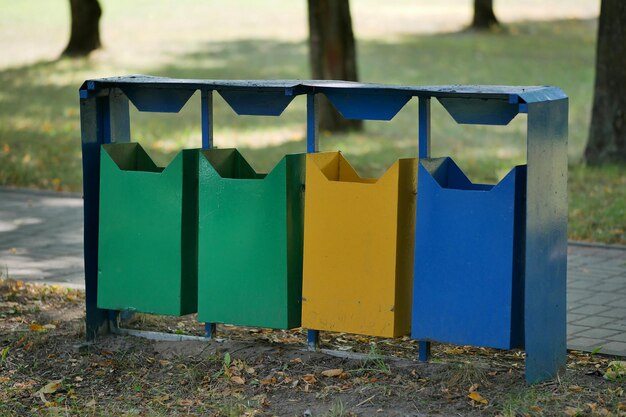 Фото Разноцветные контейнеры для раздельного сбора мусора