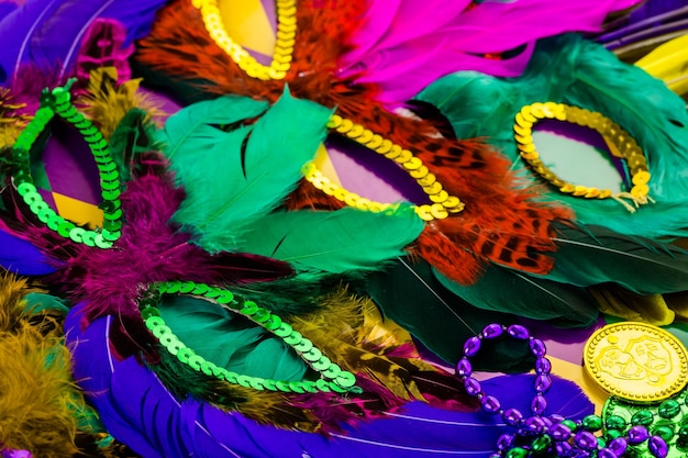 Разноцветные украшения для вечеринки Марди Гра на столе.