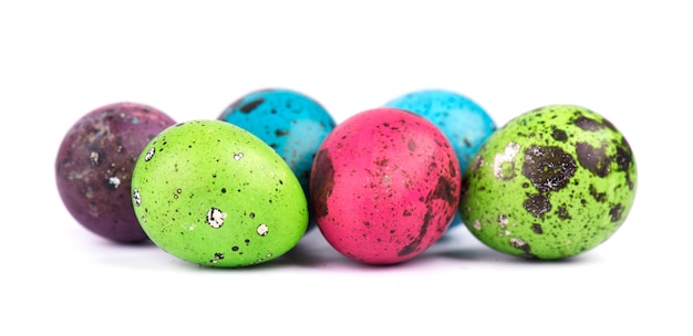 Photo multicolored easter eggs isolated on white space. colored quail eggs